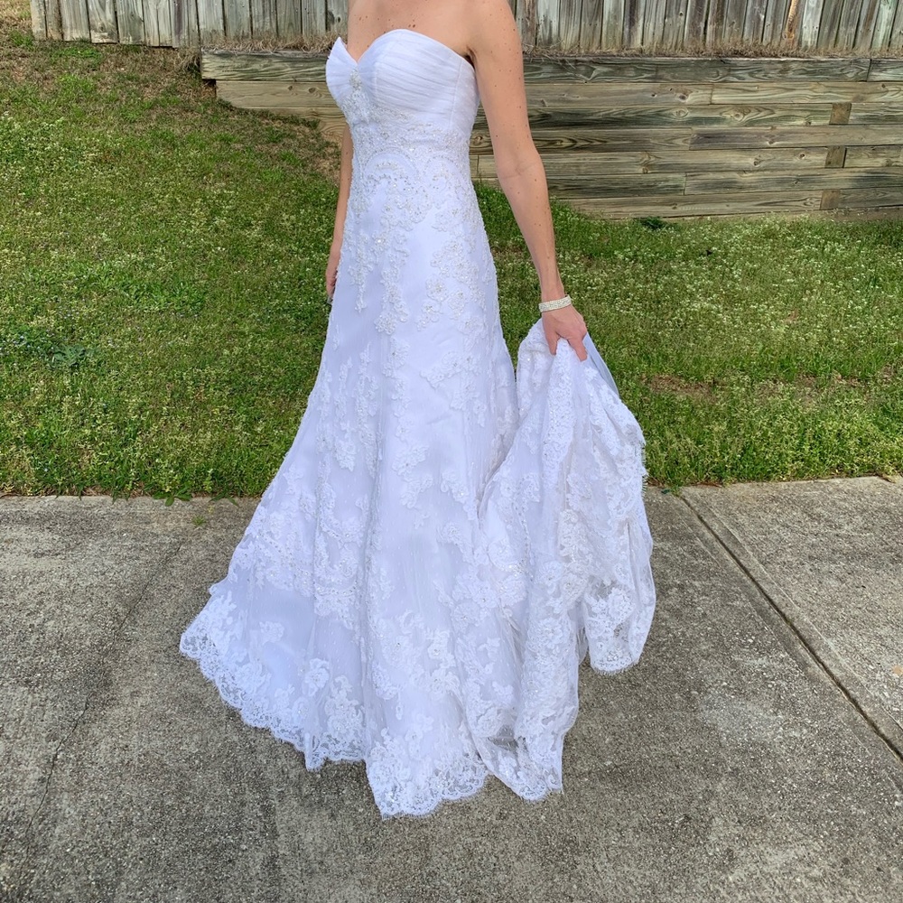 Stunning and timeless brand new wedding dress!